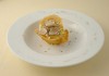 Gli agnolotti di vitello stufato nel cestino di parmigiano, salsa di formaggi e tartufo nero